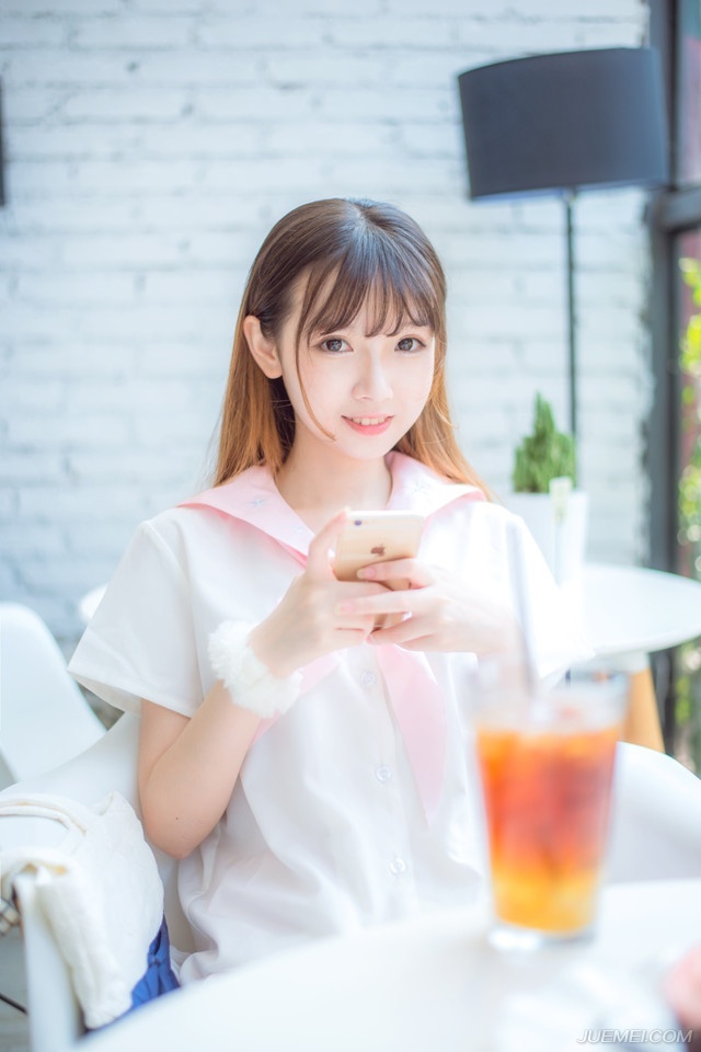 “蠢女人！”看着两女离去的背影，吕布摇了摇头，他哪看不出来，小乔对于周瑜的死虽然难过，但并没有那种死去活来的程度，毕竟时间可以冲淡一切，对周瑜如是，对小乔同样也如是，但哪怕这样，也不该在自己面前表现出来，不过小乔如果哪天长大了，没这份蠢劲了，那还真有点不习惯，相比起来，吕布还是比较喜欢看这一根筋的丫头刚刚挺起来那点劲儿被自己按下去的表情。